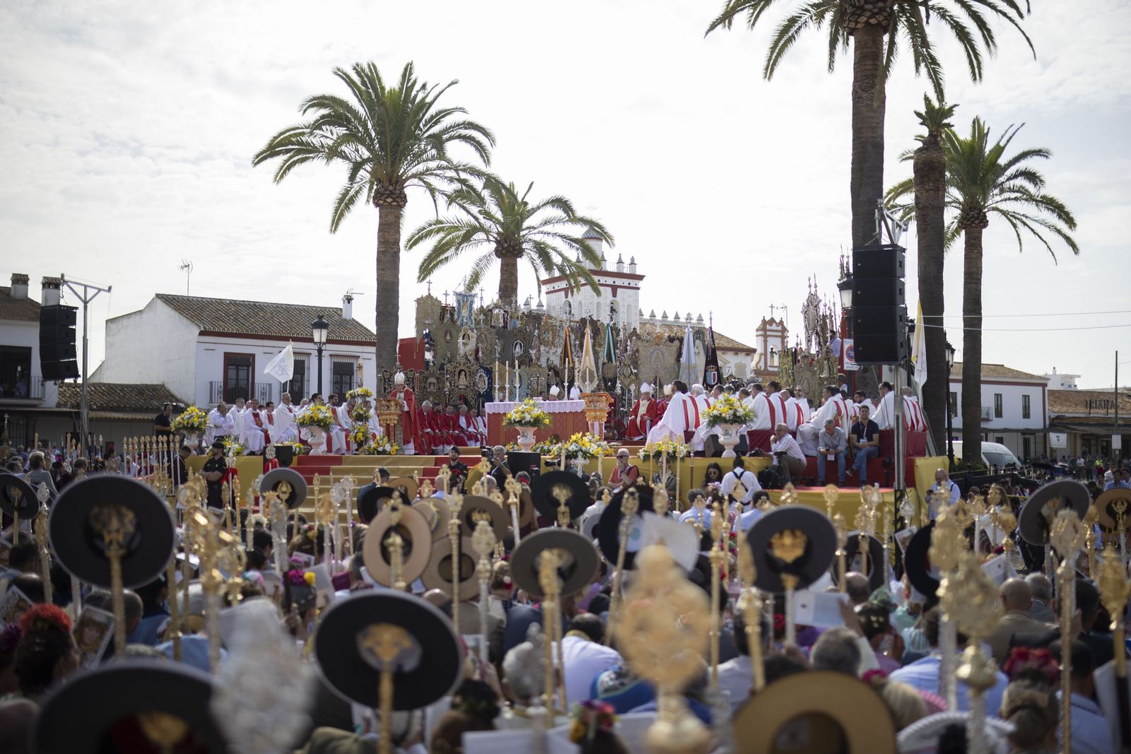 El Rocio 2023: Imágenes de la misa Pontifical del Domingo de Pentecostés