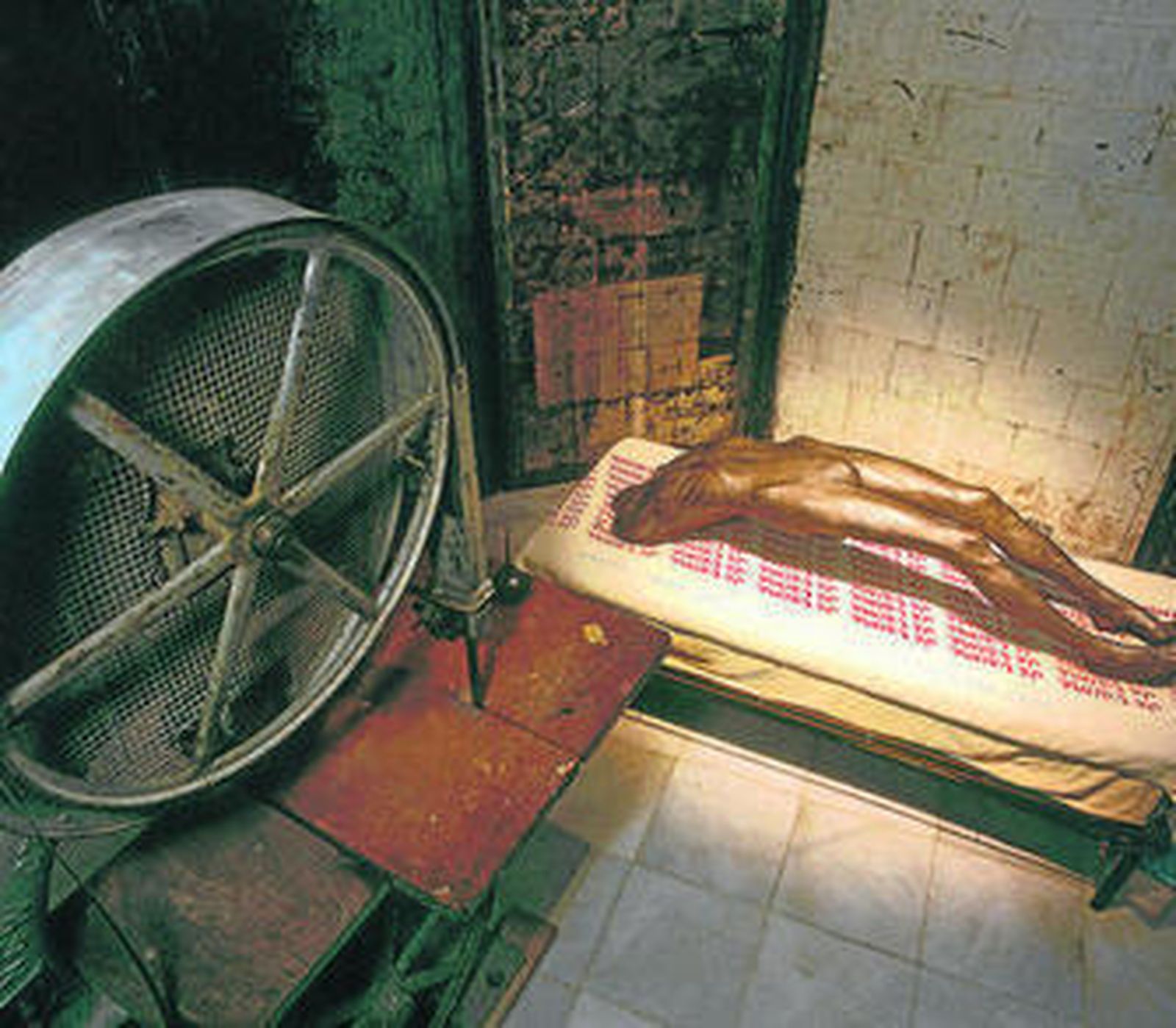 1. La sillería barroca de Agustín de Perea y Juan de Valencia. 2. Obras de  Pedro Duque Cornejo y José Manuel Broto dialogan en la Capilla de Colón.  3. La 'Celda, el Arco de la Histeria' de Louise Bourgeois, una de las joyas de los fondos del CAAC. 4. 'Museum Guards, Seattle', de Allan Sekula, una de las piezas de la exposición.