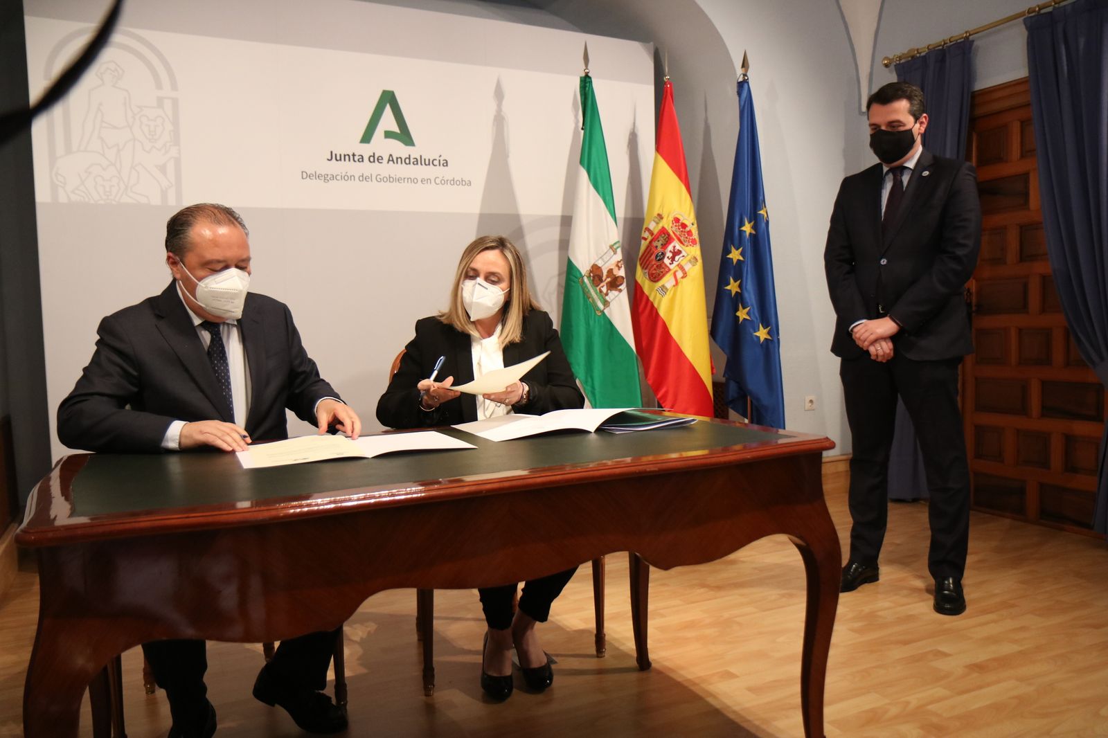 Firma de la cesión de suelos.