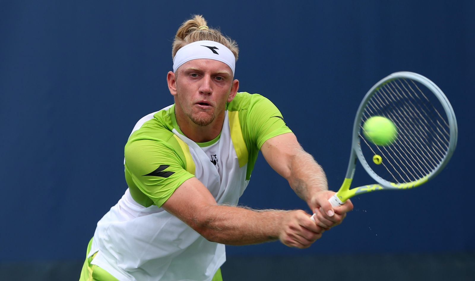 Davidovich golpea de revés.