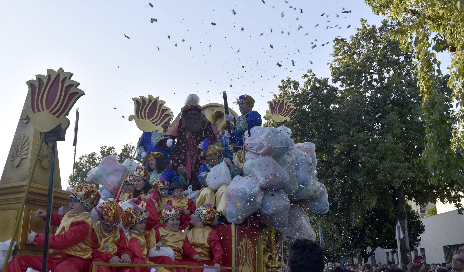 Una de las carrozas de las Cabalgata de Reyes Magos del distrito Triana.