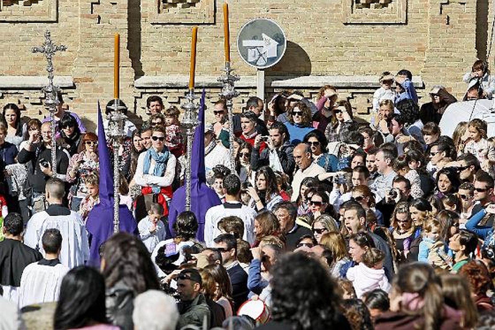 Cientos de gaditanos rinden pleitesía al paso de Cigarreras. /Fotos: Julio González