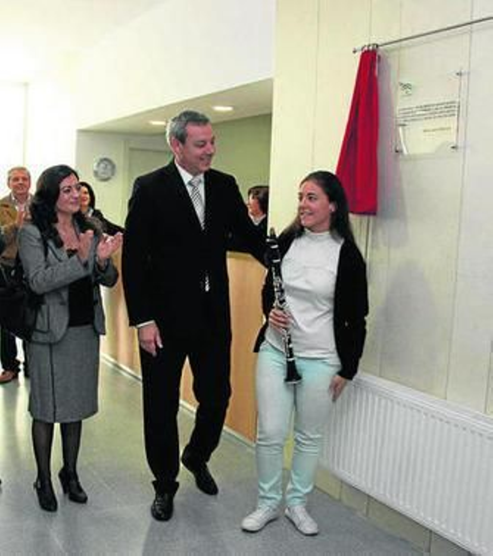 Álvarez de la Chica y la alcaldesa en el IES Inca Garcilaso.