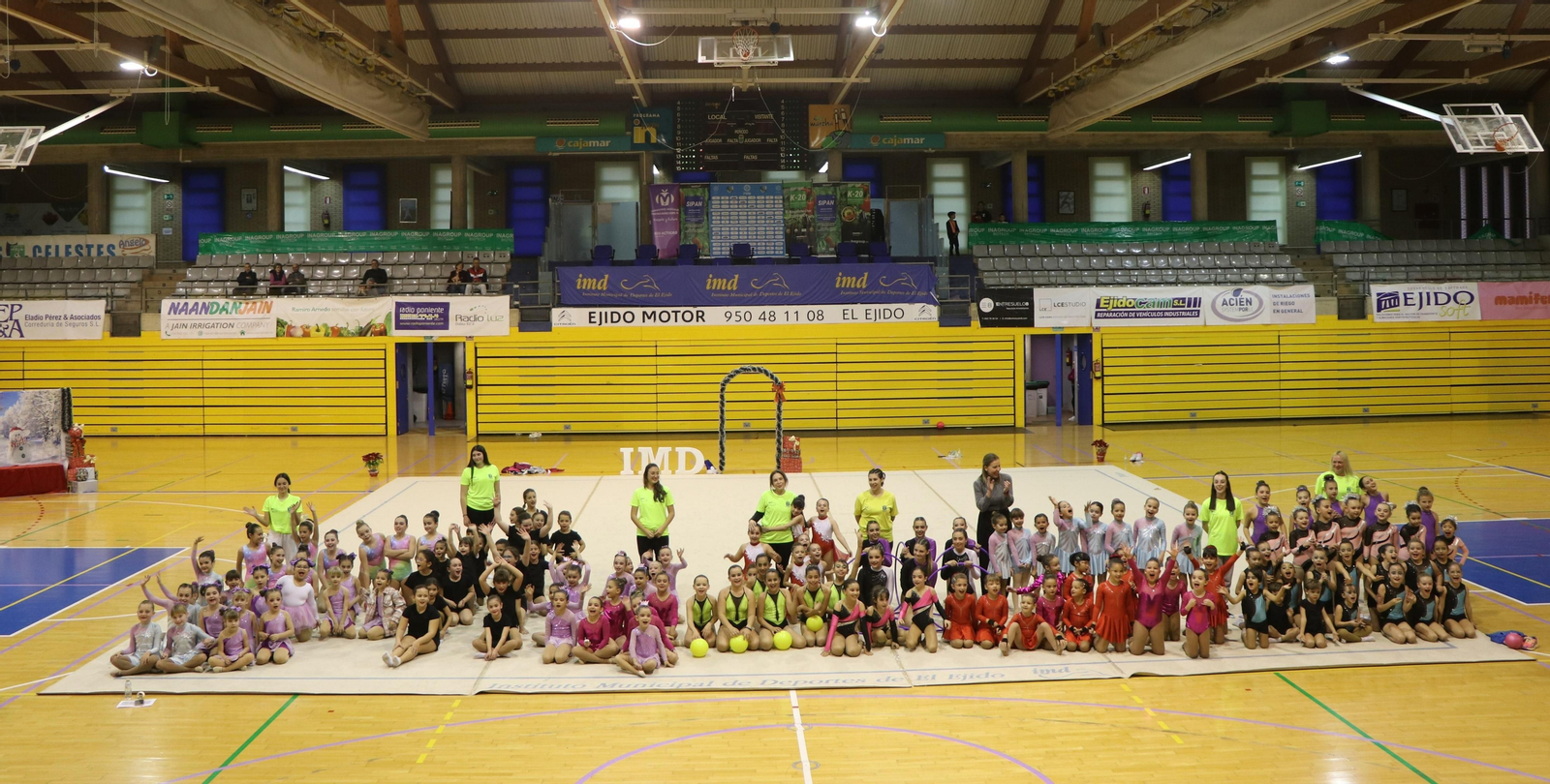 Las distintas Escuelas Deportivas Municipales posan al final de las exhibiciones.