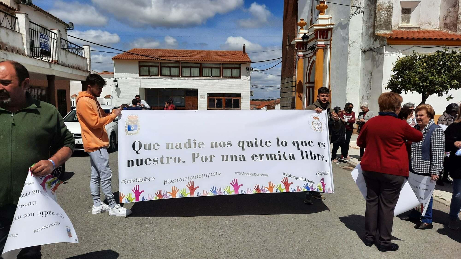 La protesta en Valsequillo contra el cierre del paso a la ermita de la Virgen de Fátima, en imágenes