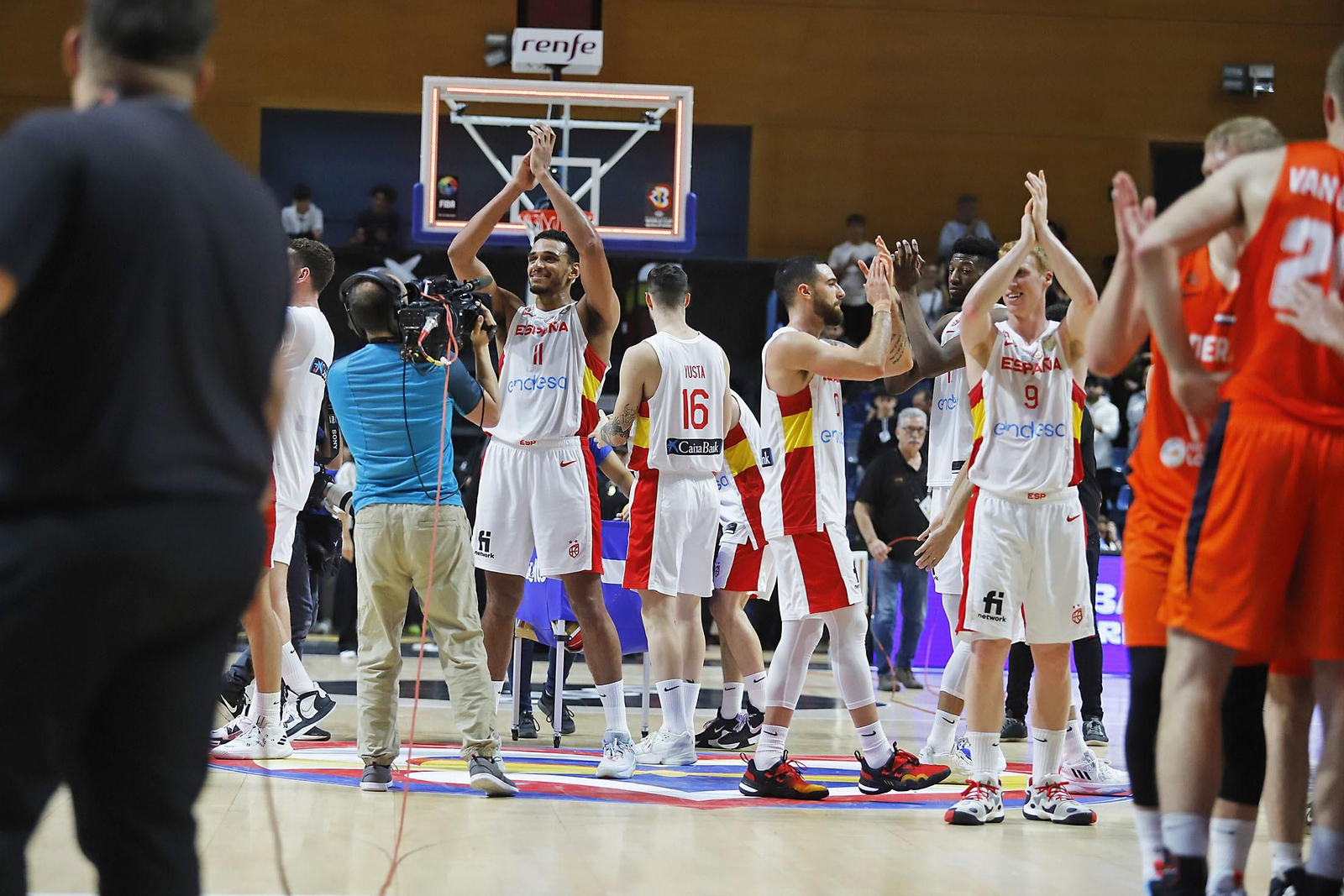 Imágenes de la celebración de la selección Española de baloncesto por certificar su pase con una victoria ante Paises Bajos Imágenes de la celebración de la selección Española de baloncesto por certificar su pase con una victoria ante Paises Bajos