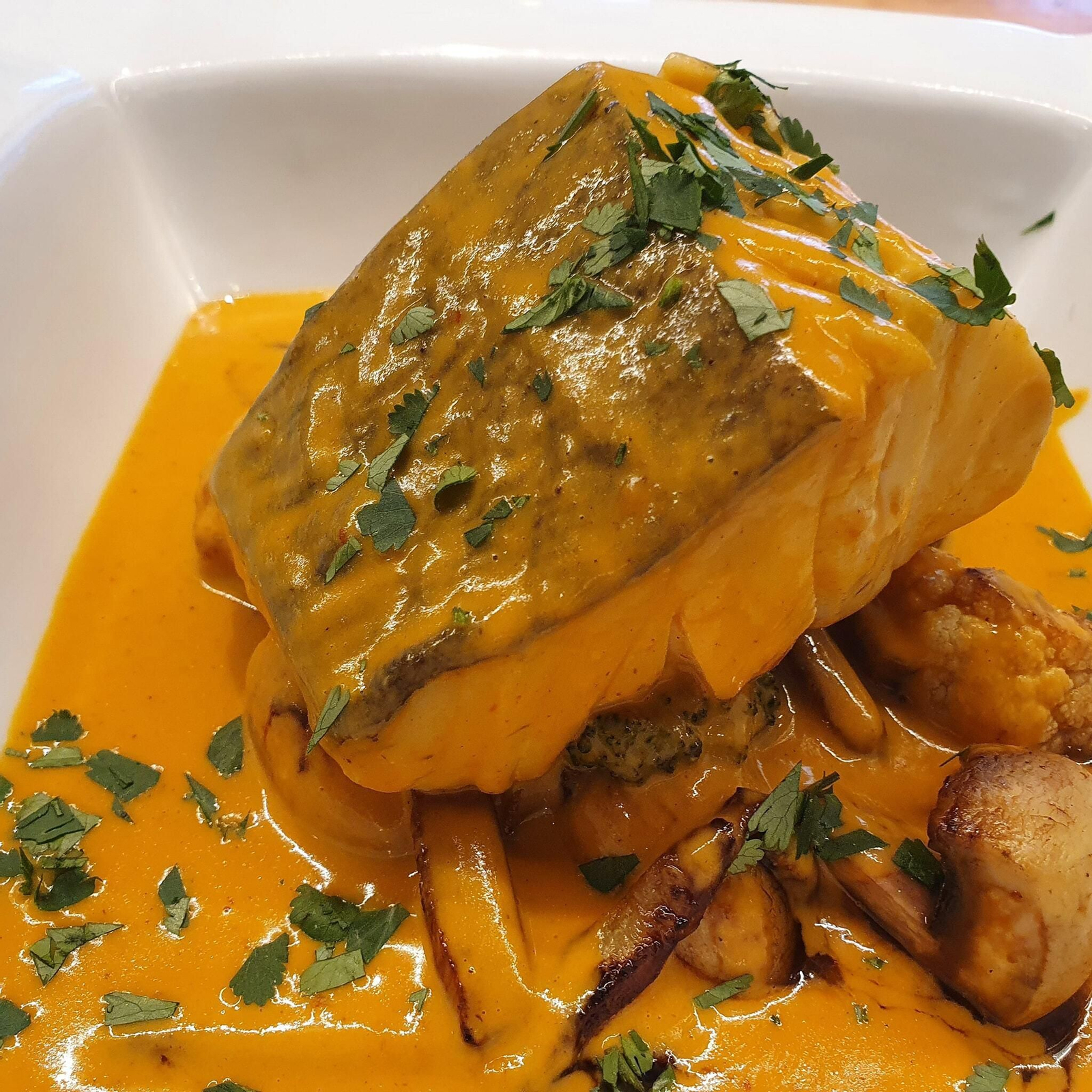 Bacalao a la sidra con wok de verduritas