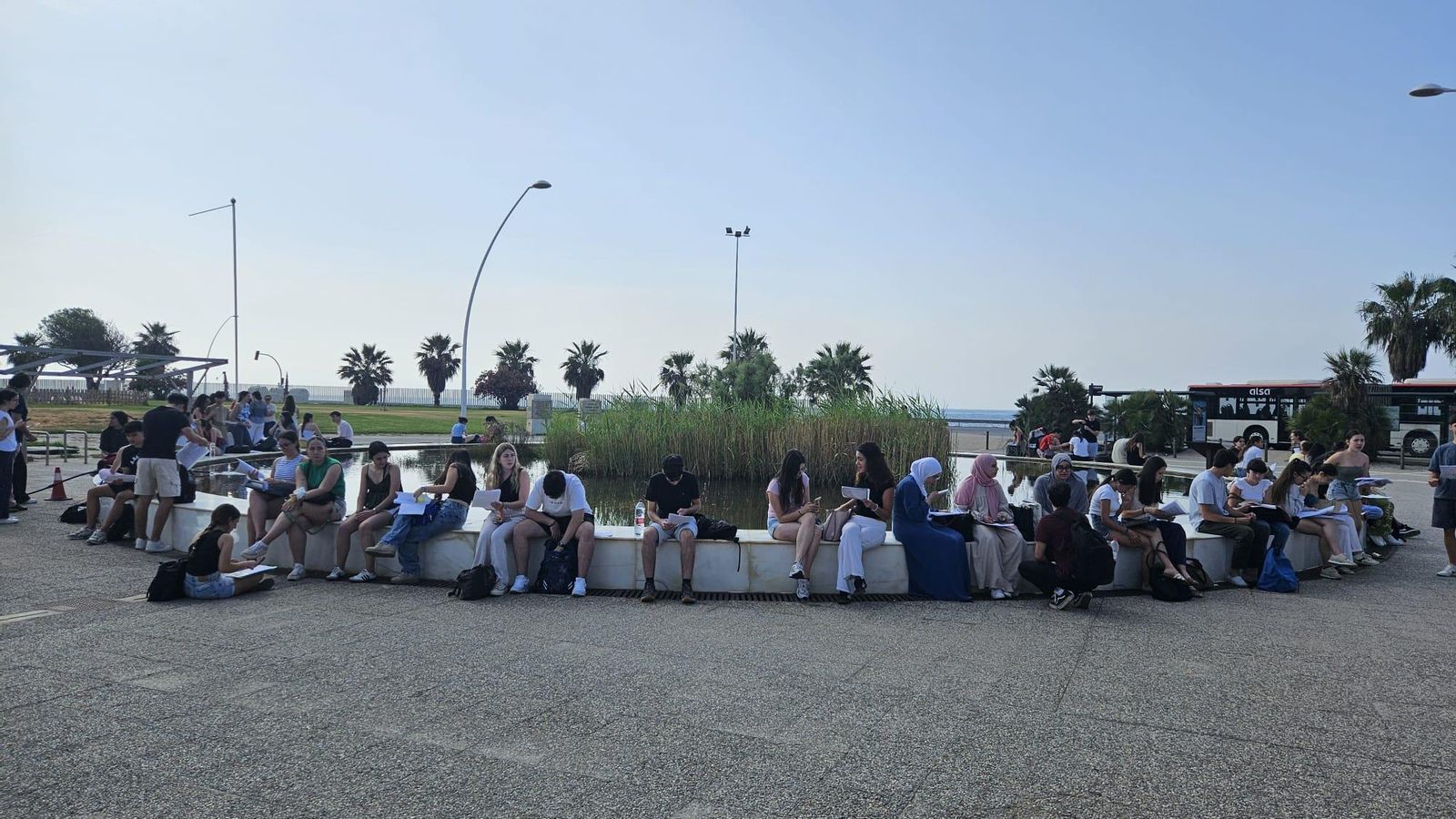 La fuente del campus de la Universidad de Almería, frente al mar, un lugar idílico para repasar, relajarse y recargar fuerzas para afrontar la primera jornada de la PAU. La fuente del campus de la Universidad de Almería, frente al mar, un lugar idílico para repasar, relajarse y recargar fuerzas para afrontar la primera jornada de la PAU.
