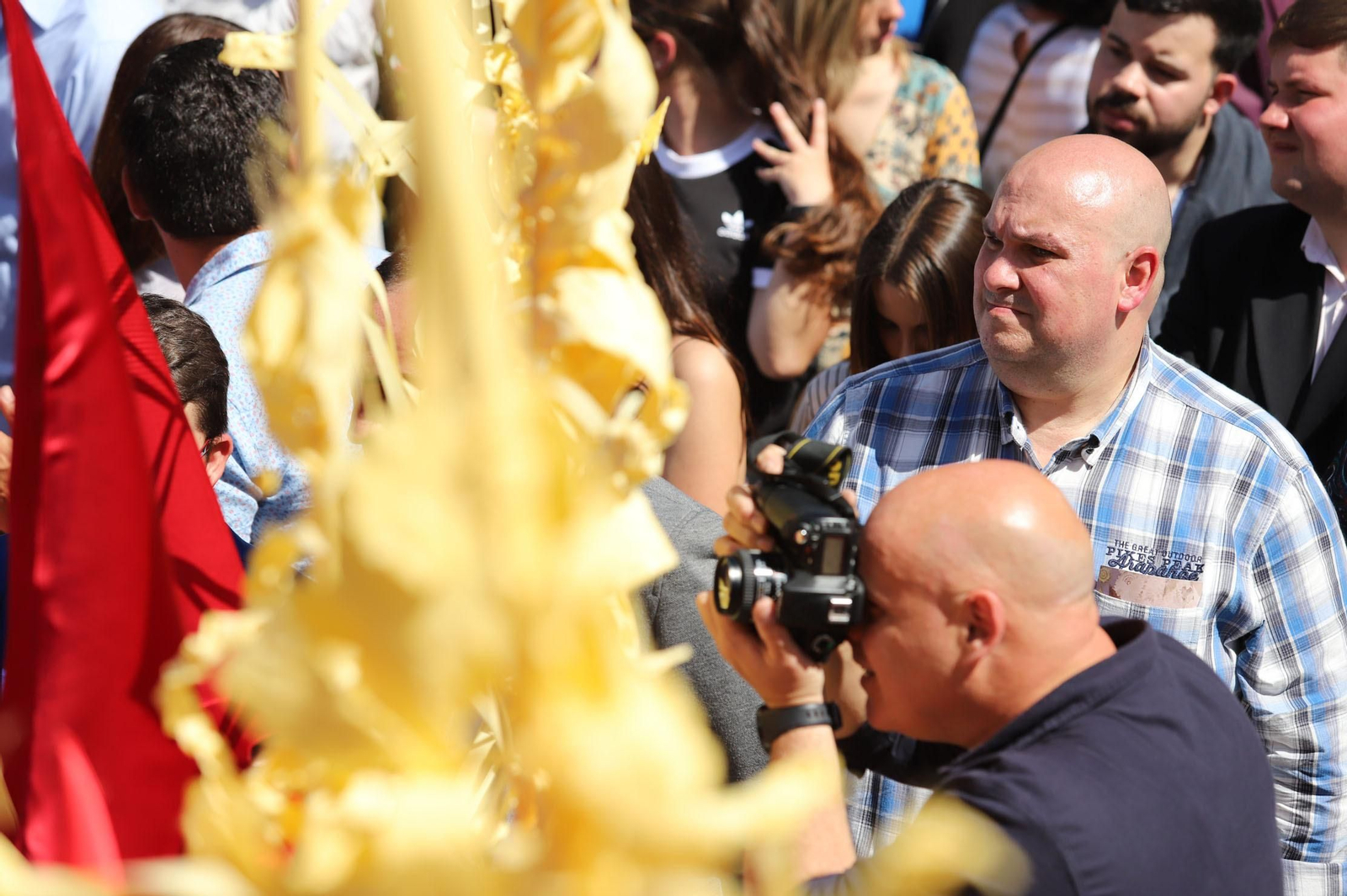 Imágenes del recorrido de la Borriquita  por las calles de Huelva