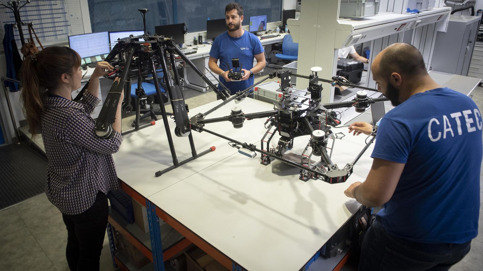 La entidad ha sido la primera en desarrollar un dron capaz de tocar en las tareas de inspección.