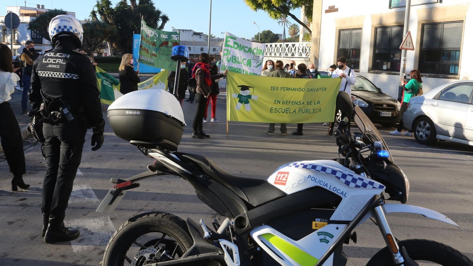 El AMPA del Fernando Savater ha apoyado esta mañana al AMPA Ágora del Isabel La Católica.