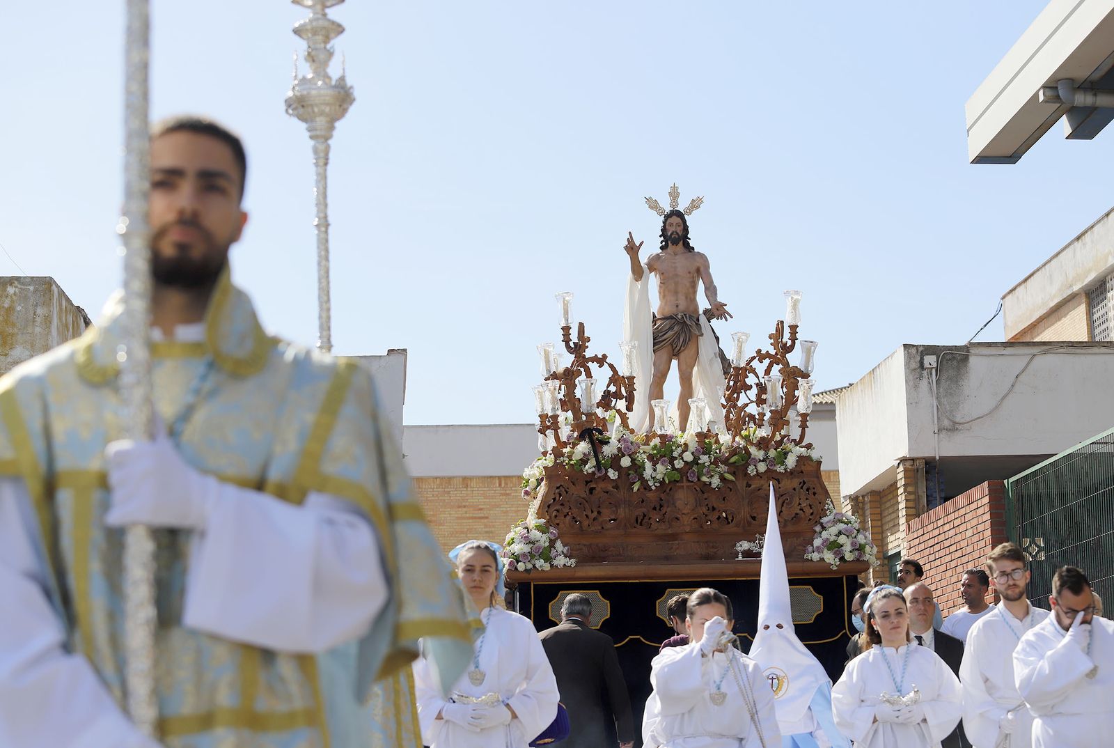 El Resucitado procesiona por el barrio de la Hispanidad de Huelva