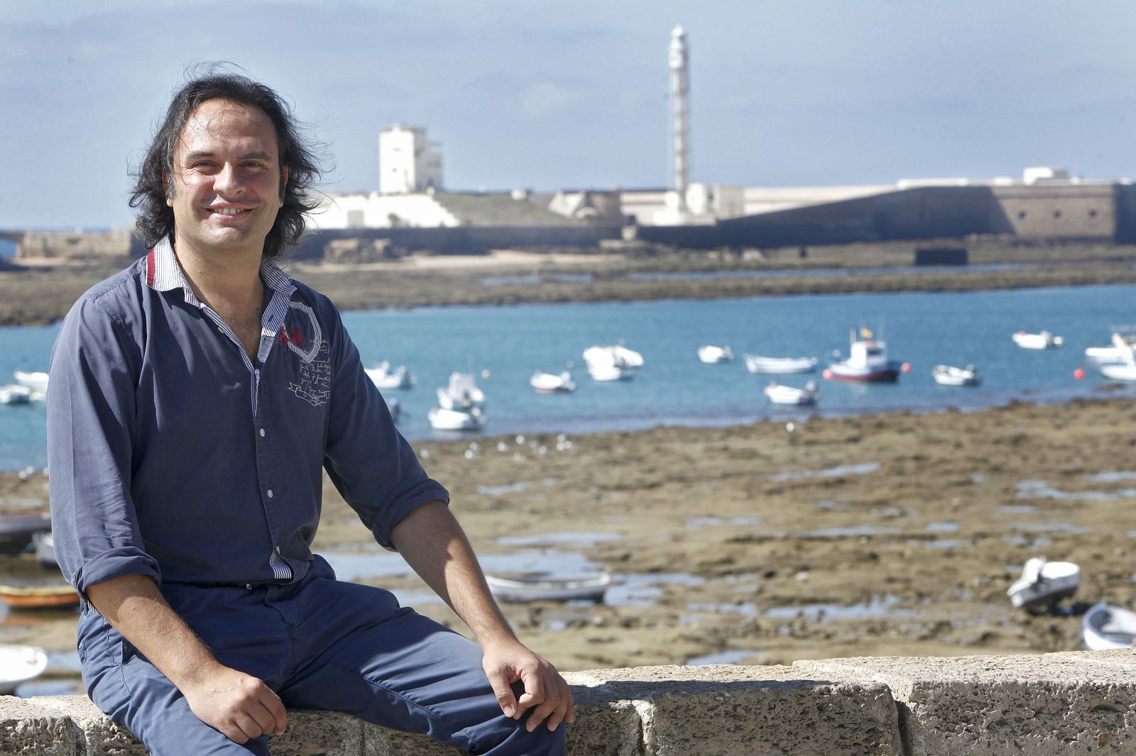 El pianista Manolo Carrasco, ante la playa de la Caleta.