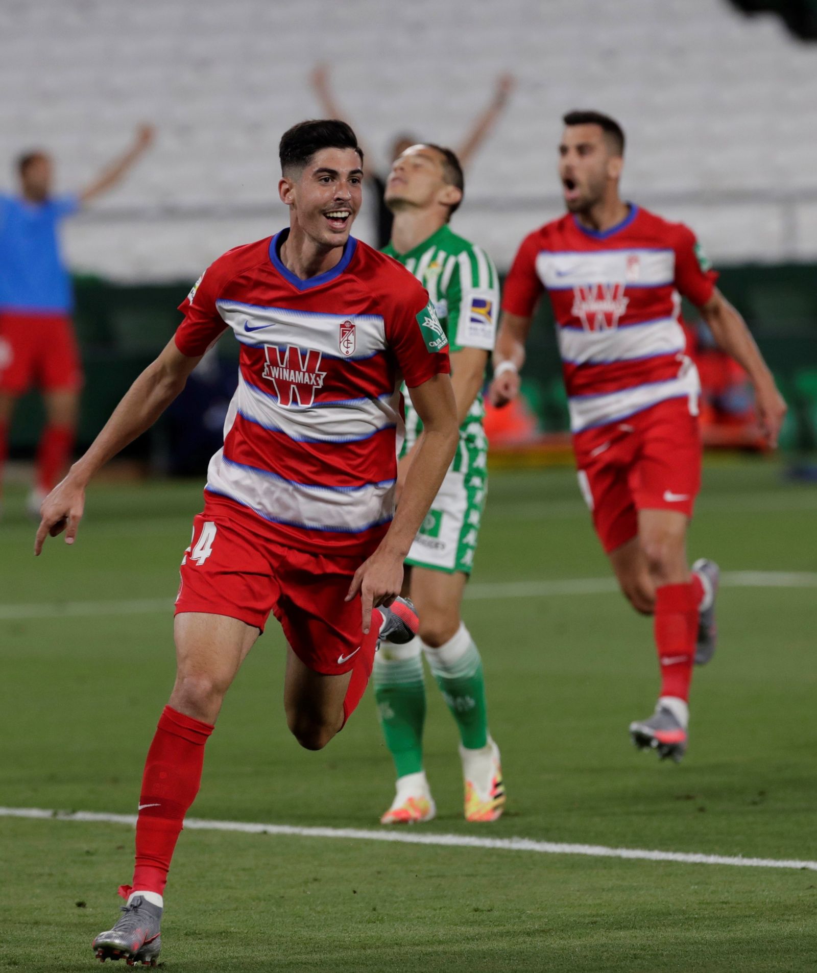Carlos Fernández celebra el gol del Granada al Betis en el Villamarín.
