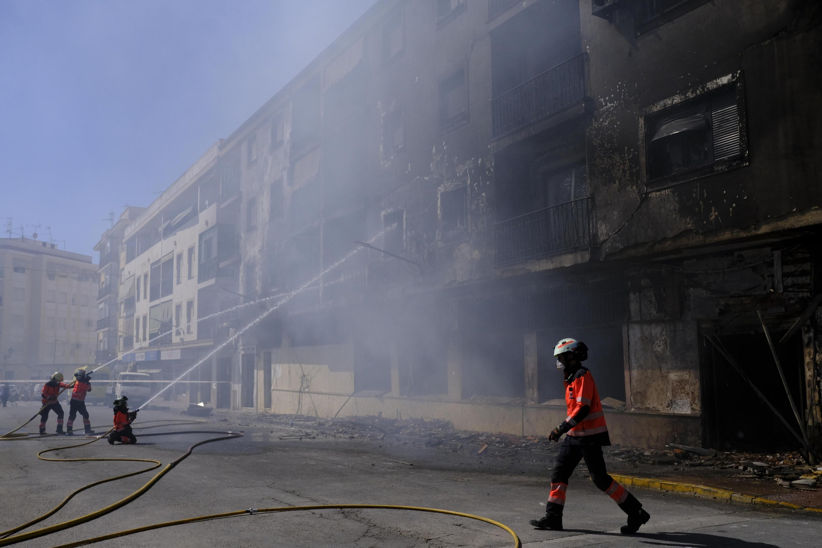 Incendio de un edificio de 18 viviendas en Ronda, en fotos