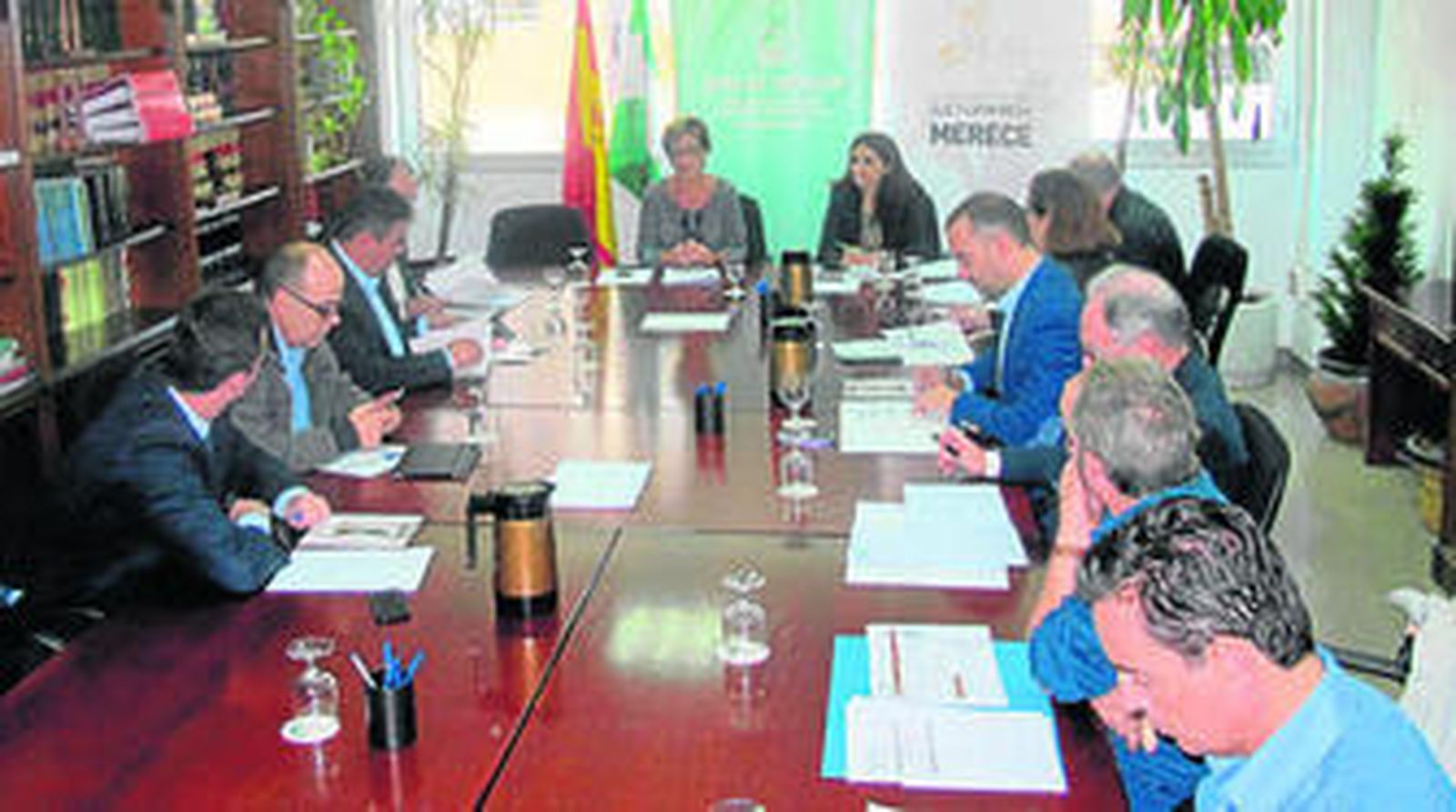 Imagen del jurado provincial de los Premios Alas, reunido en la Delegación Territorial de Economía de Almería.