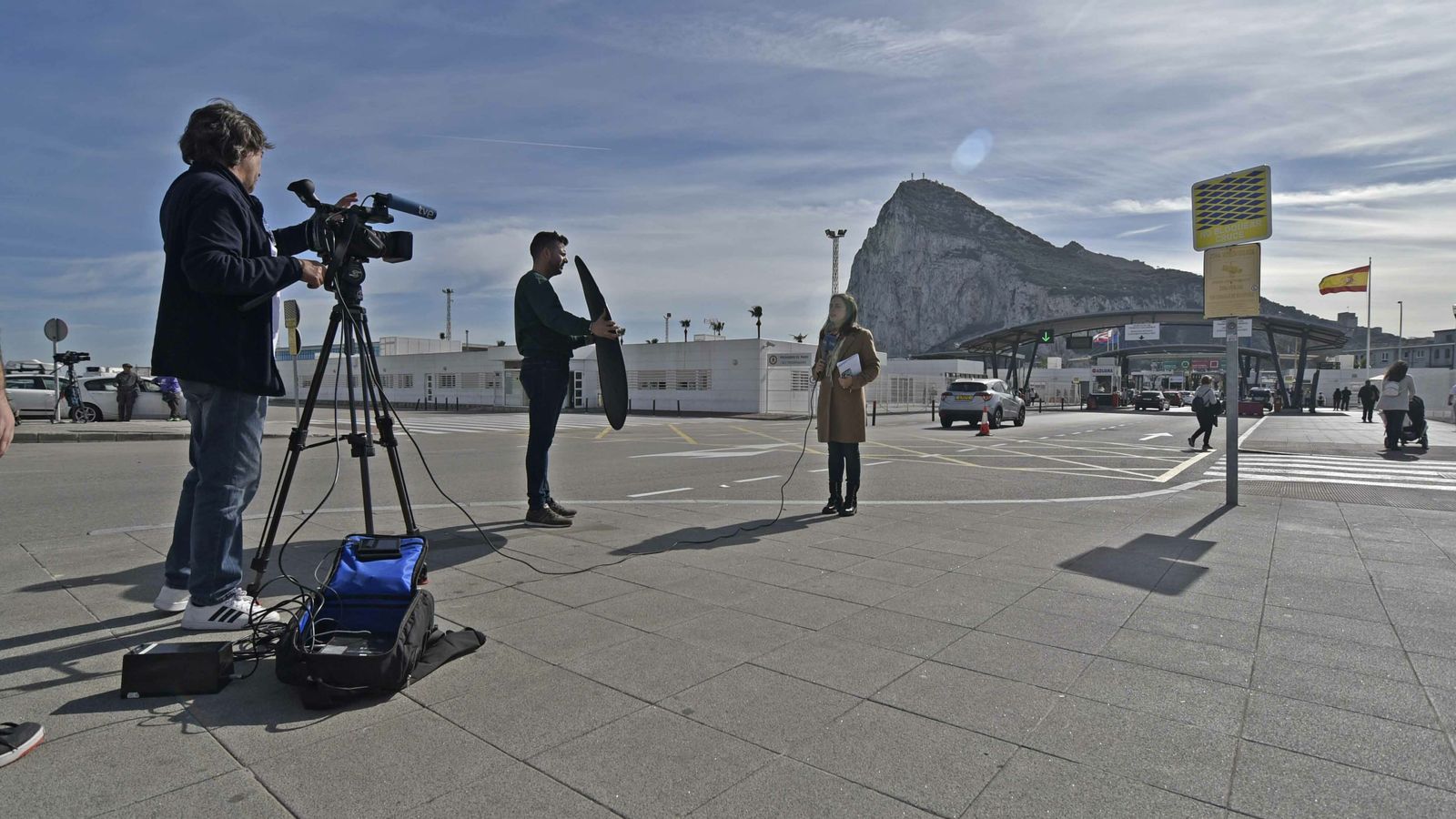 Una conexión en directo para un informativo frente al Peñón.