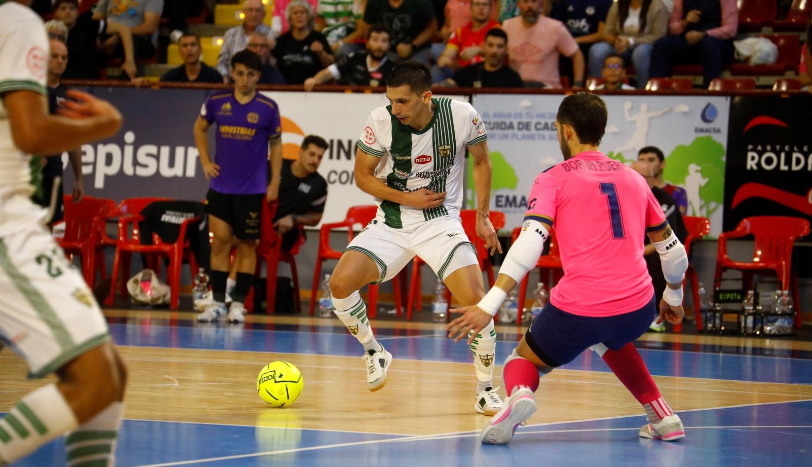 Arnaldo Báez (Córdoba Patrimonio de la Humanidad) intenta sacar el disparo ante Borja, portero del Industrias Santa Coloma.