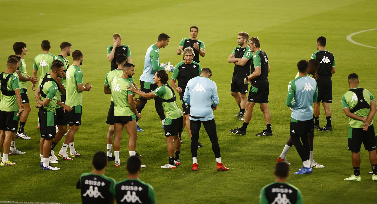 Pellegrini, rodeado de sus jugadores, en el entrenamiento de este sábado.