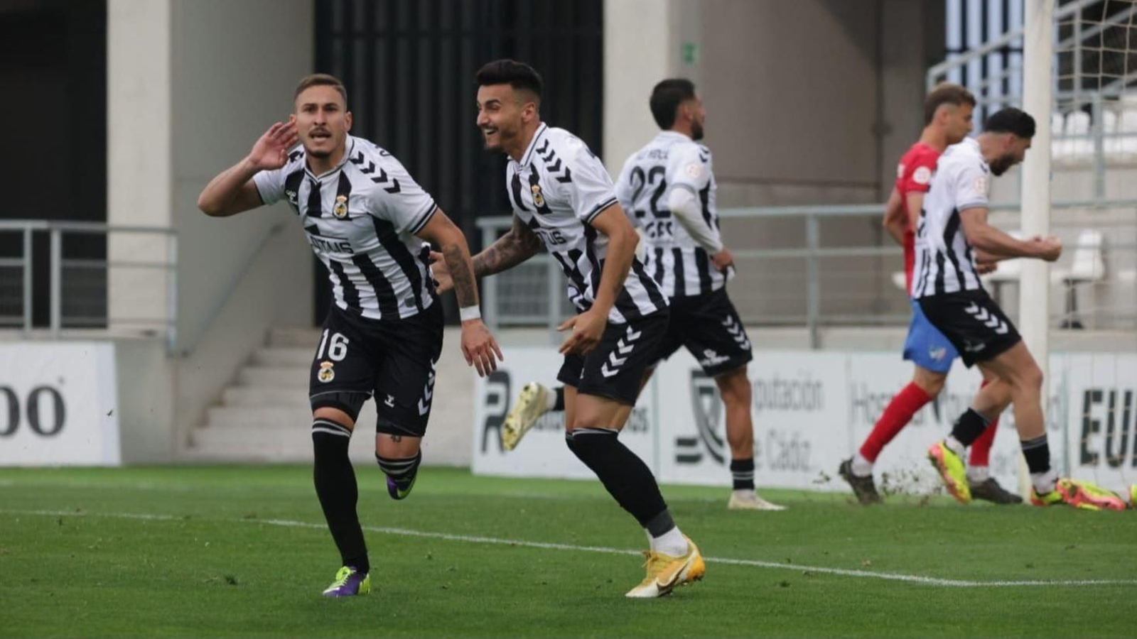 Carlos León, en la polémica celebración del tanto del empate de la Balona ante el Estepona Carlos León, en la polémica celebración del tanto del empate de la Balona ante el Estepona