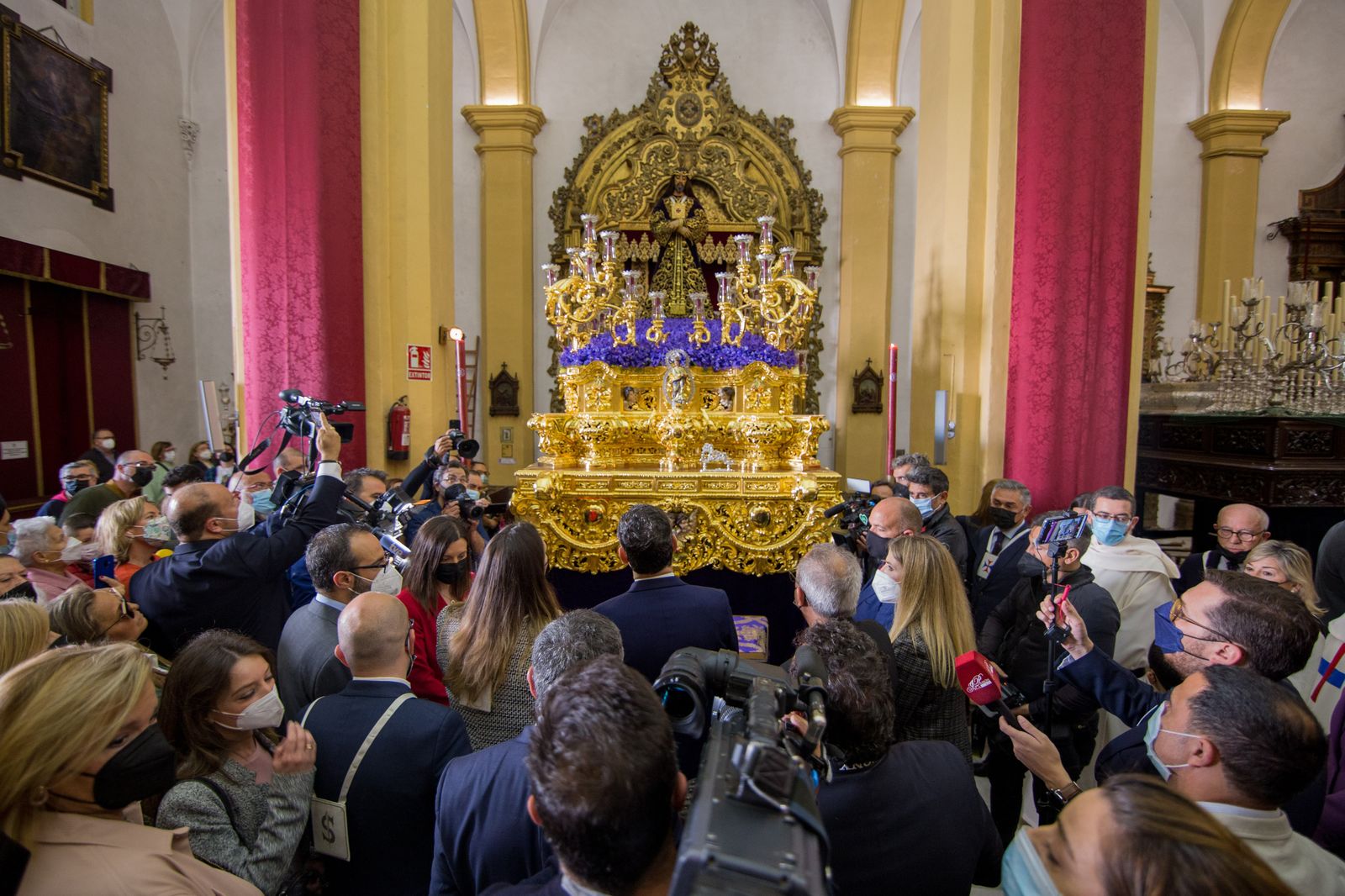 Así ha sido la visita del presidente de la Junta a las hermandades del Lunes Santo de San Fernando