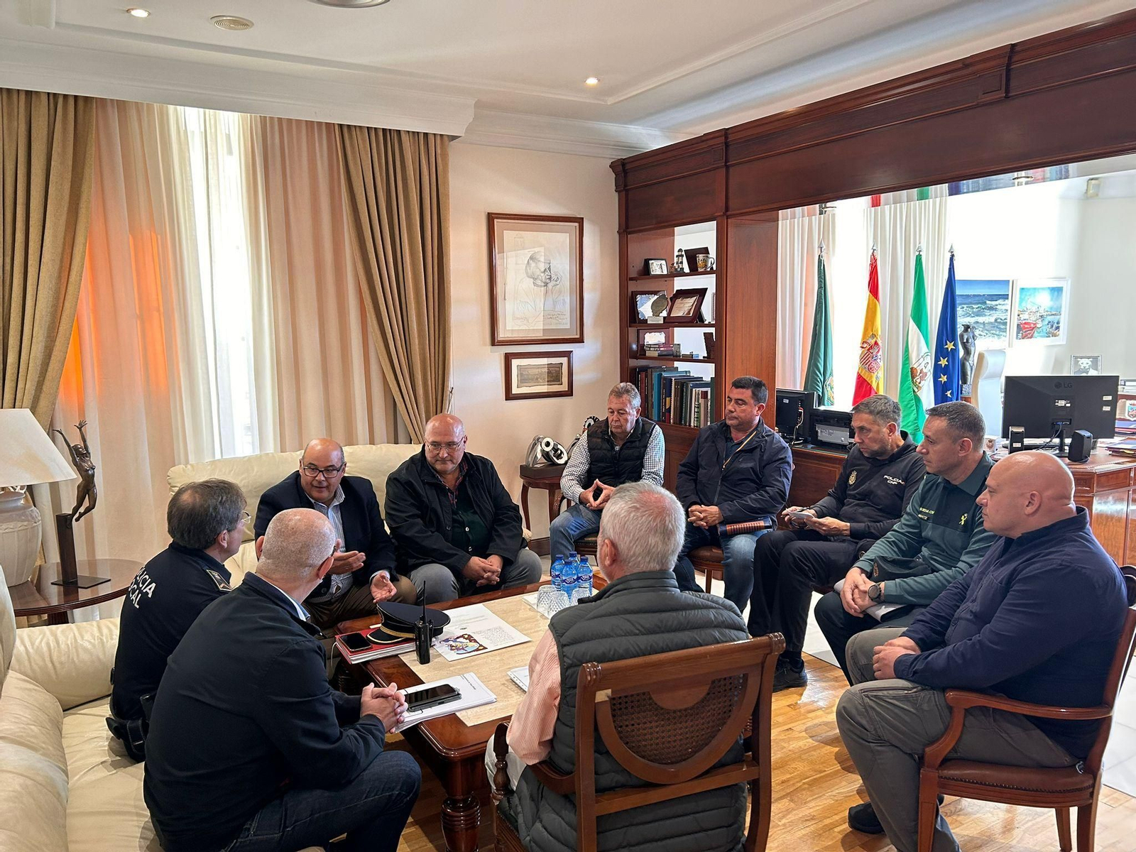 Encuentro en la Alcaldía del Ayuntamiento de Vélez con presencia de autoridades policiales y autoridades municipales Encuentro en la Alcaldía del Ayuntamiento de Vélez con presencia de autoridades policiales y autoridades municipales