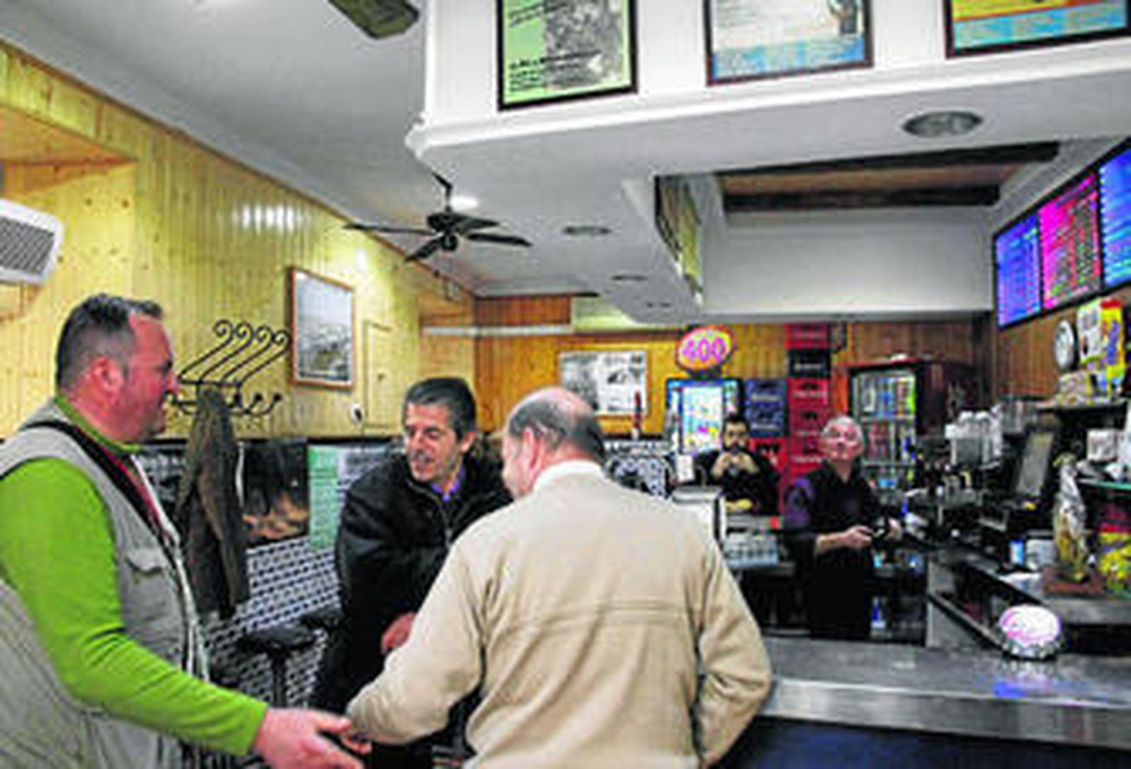 El bar de Paco, ubicado entre las calle Santa Clara y Cielo, es punto de encuentro cada día de numerosos portuenses.