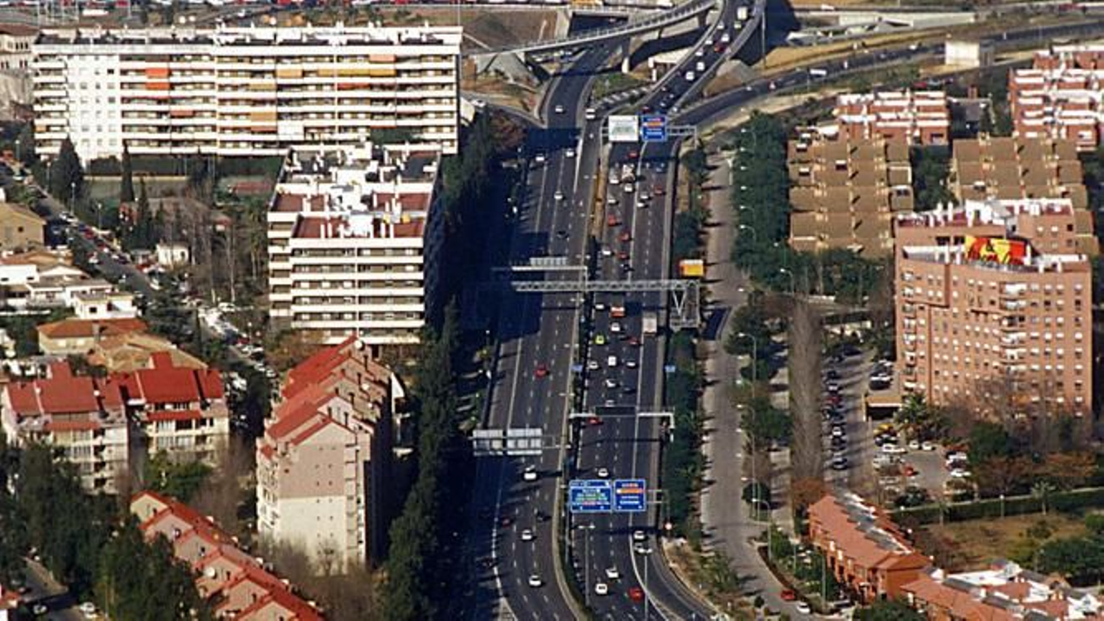 Numerosos vehículos circulan por la SE-30 a la altura del nudo Gota de Leche.