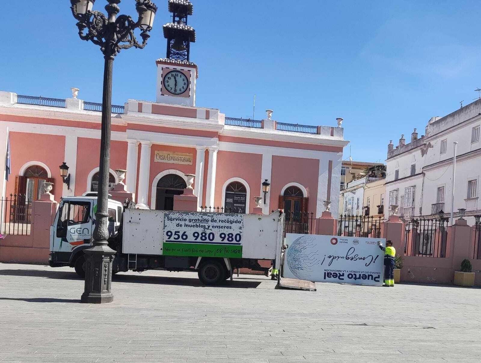 Retirada del cartel de la fachada de la Casa Consistorial