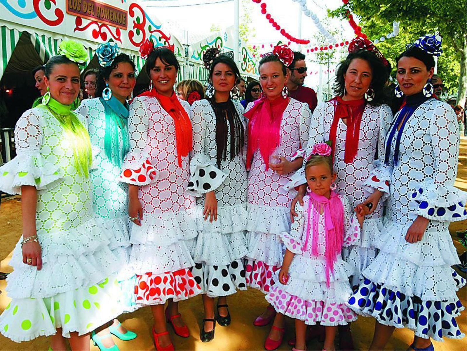 Mujeres de flamenca en Las Banderas, en el año 2009.