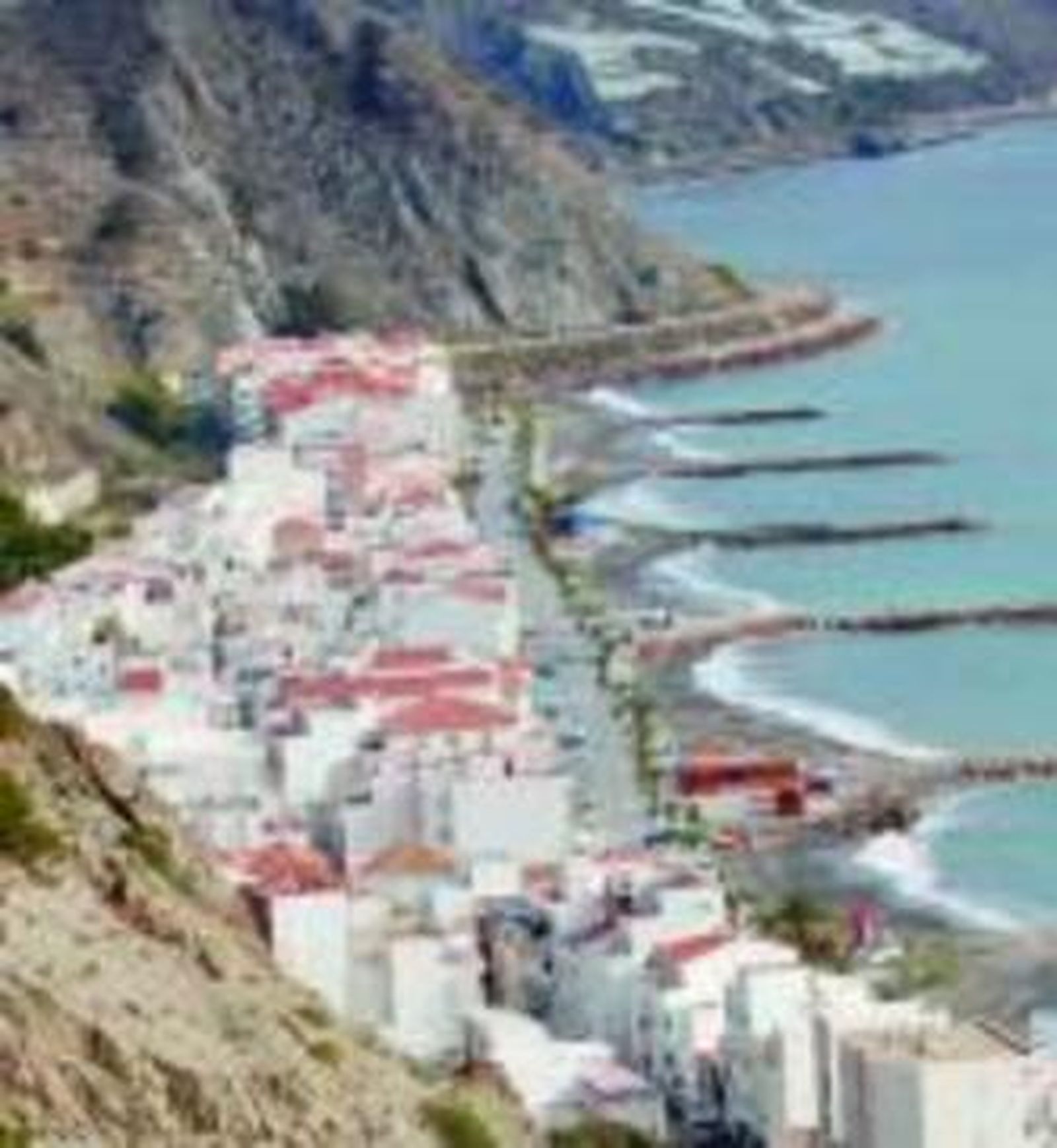 Uno de los espigones que forman parte de las estampas típicas de La Mamola.