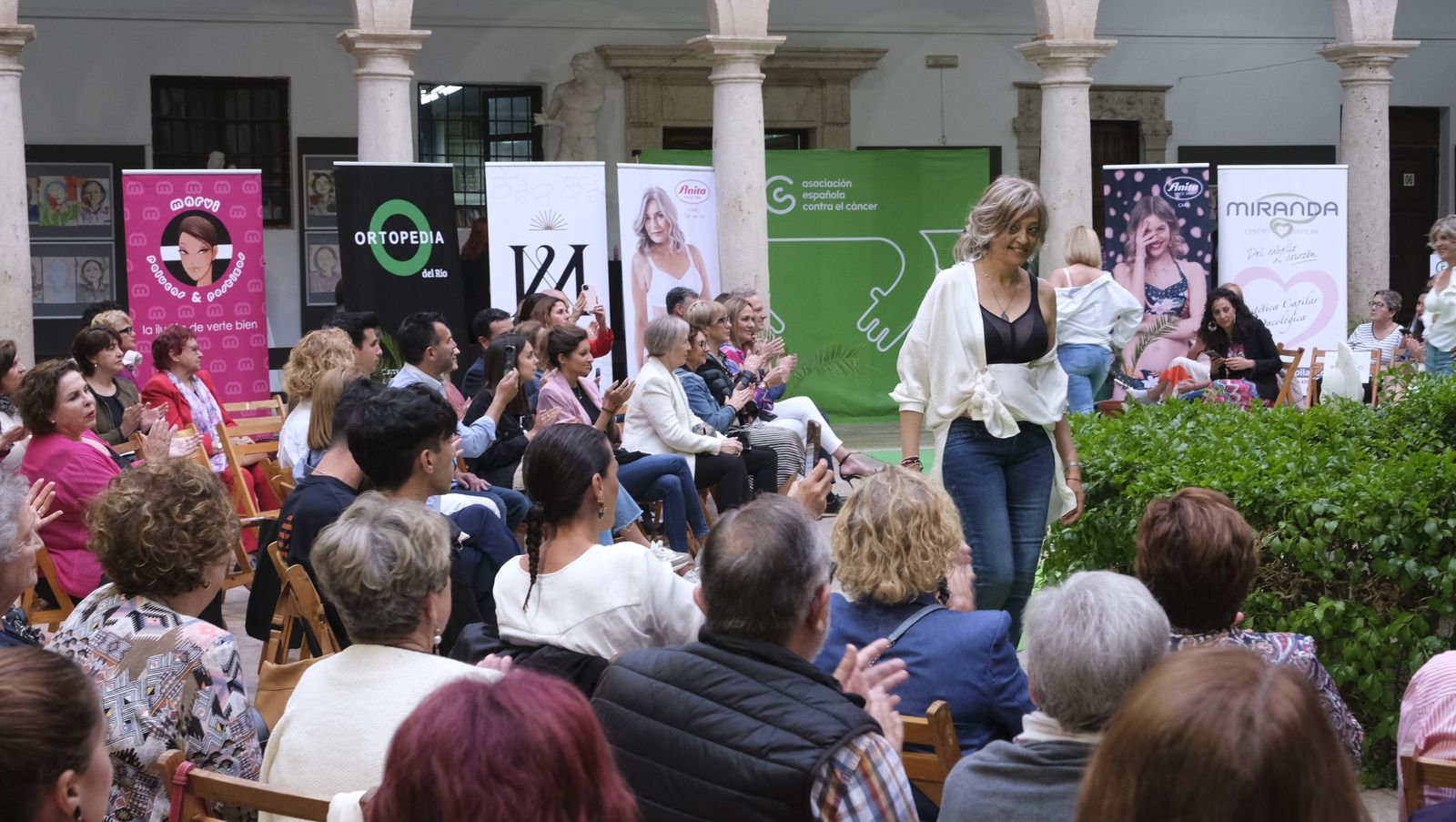 Imágenes del desfile benéfico contra el cáncer, en la Escuela de Artes de Almería