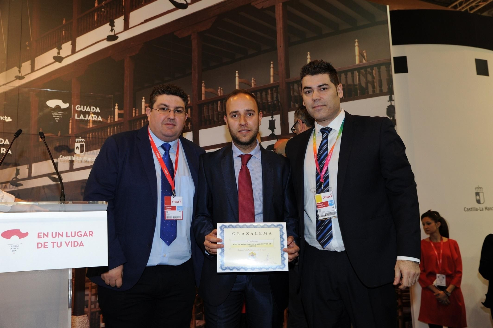 El alcalde Carlos Javier García, en el centro, con el título que recogió en Fitur el pasado jueves.