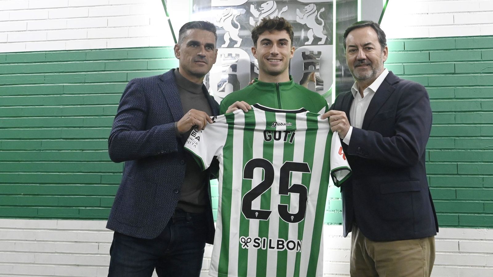 Mikel Goti, acompañado de Juanito y Monterrubio en su presentación como jugador del Córdoba CF.