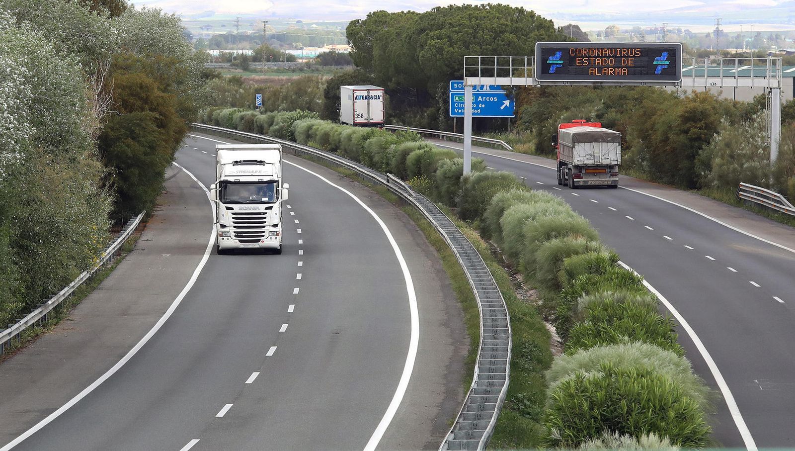Camiones circulando por la autopista Ap-4.