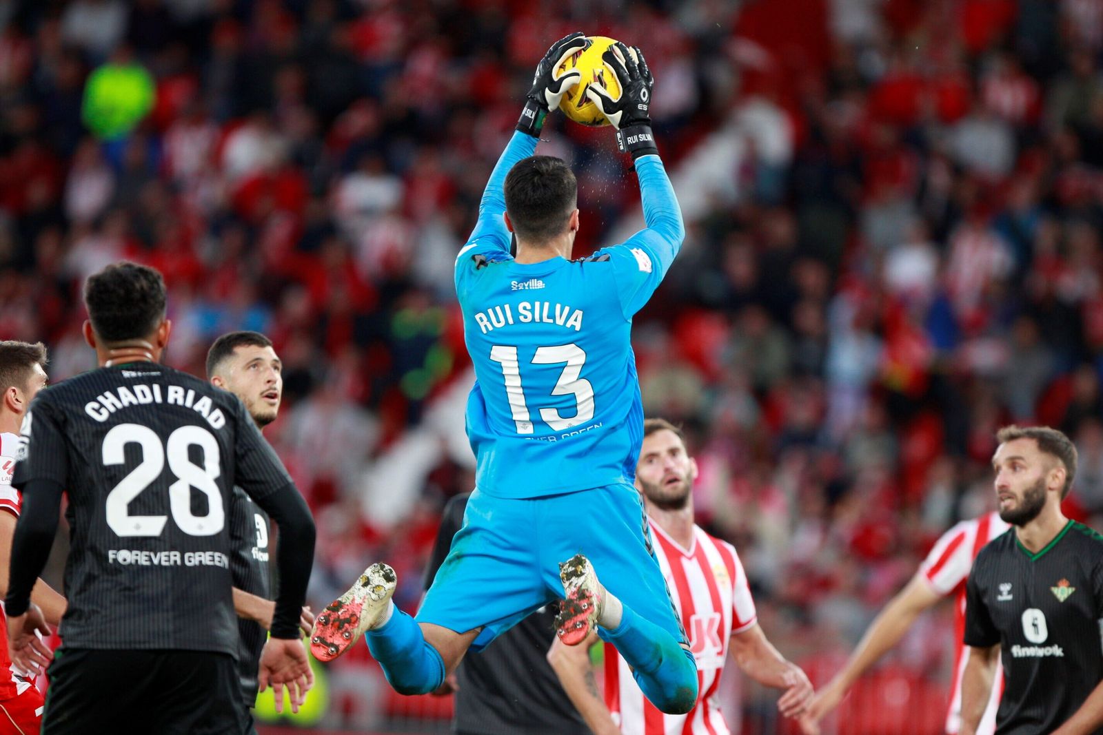 Rui Silva salta para capturar un balón aéreo en el partido ante el Almería.