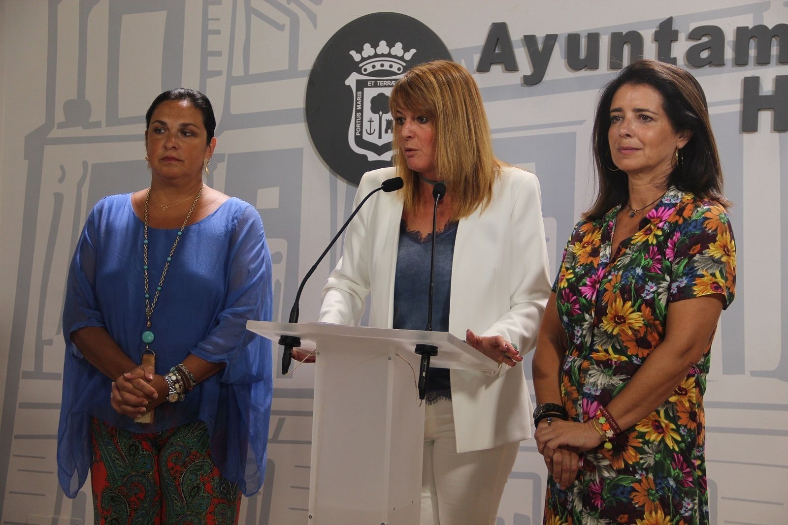 Pilar Miranda, entre Juana Carrillo y Carmen Sacristán, ayer, en rueda de prensa.