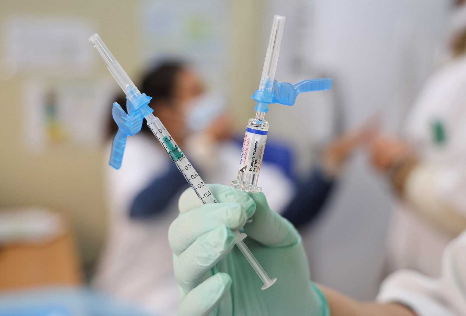 Una sanitaria muestra vacunas ya preparadas.