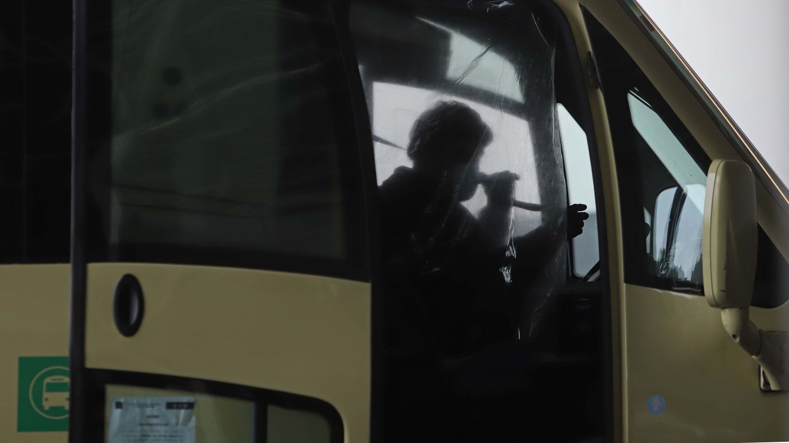 Reparto de mascarillas en las estaciones de autobús del Campo de Gibraltar