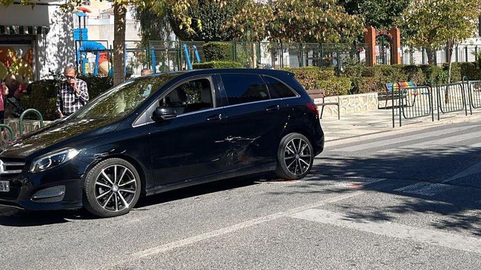 Uno de los coches dañado en el suceso