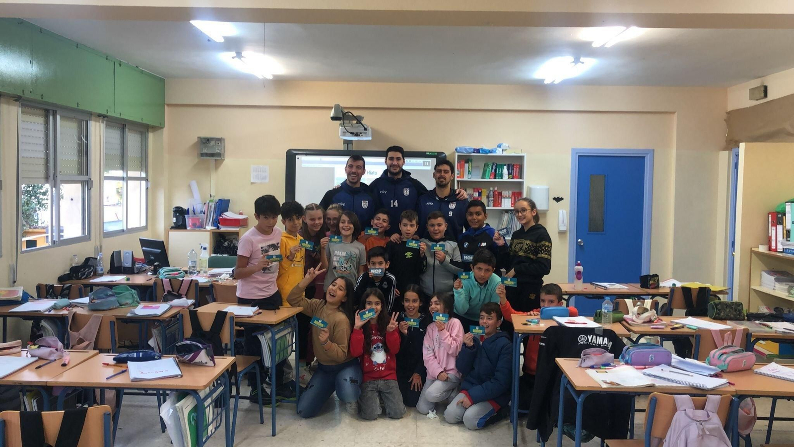 Jugadores de Udea, en su visita al CEIP Los Arcos.