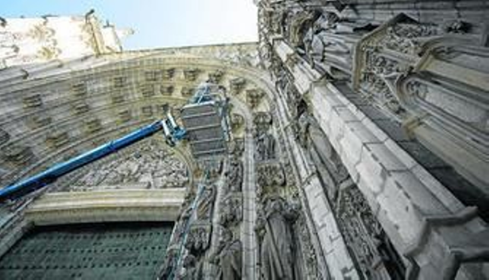 La grúa desde la que los técnicos limpiaron la portada de la Asunción, ayer por la mañana.