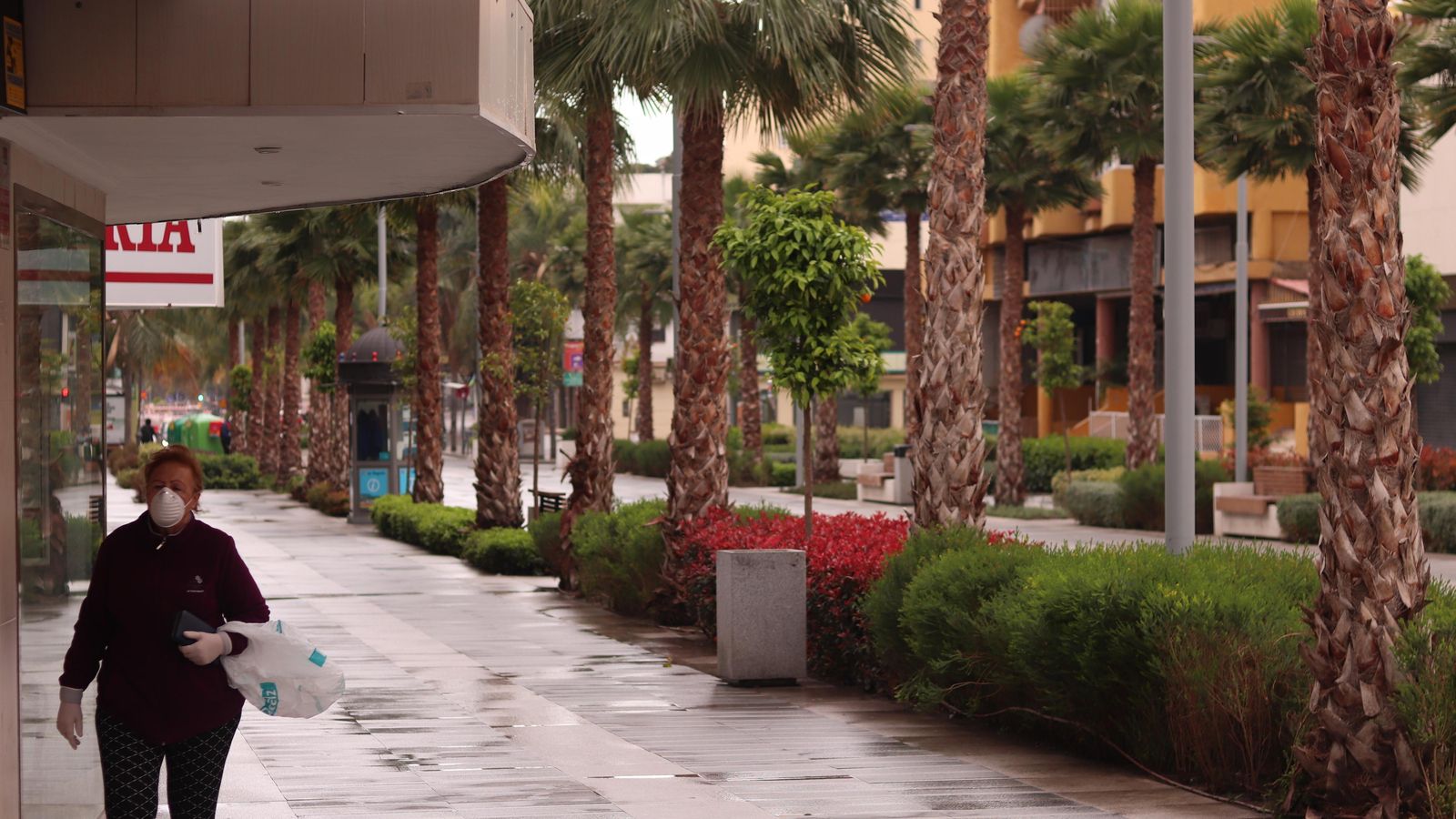 Una mujer en el centro peatonal de Torremolinos durante el primer domingo de alerta.