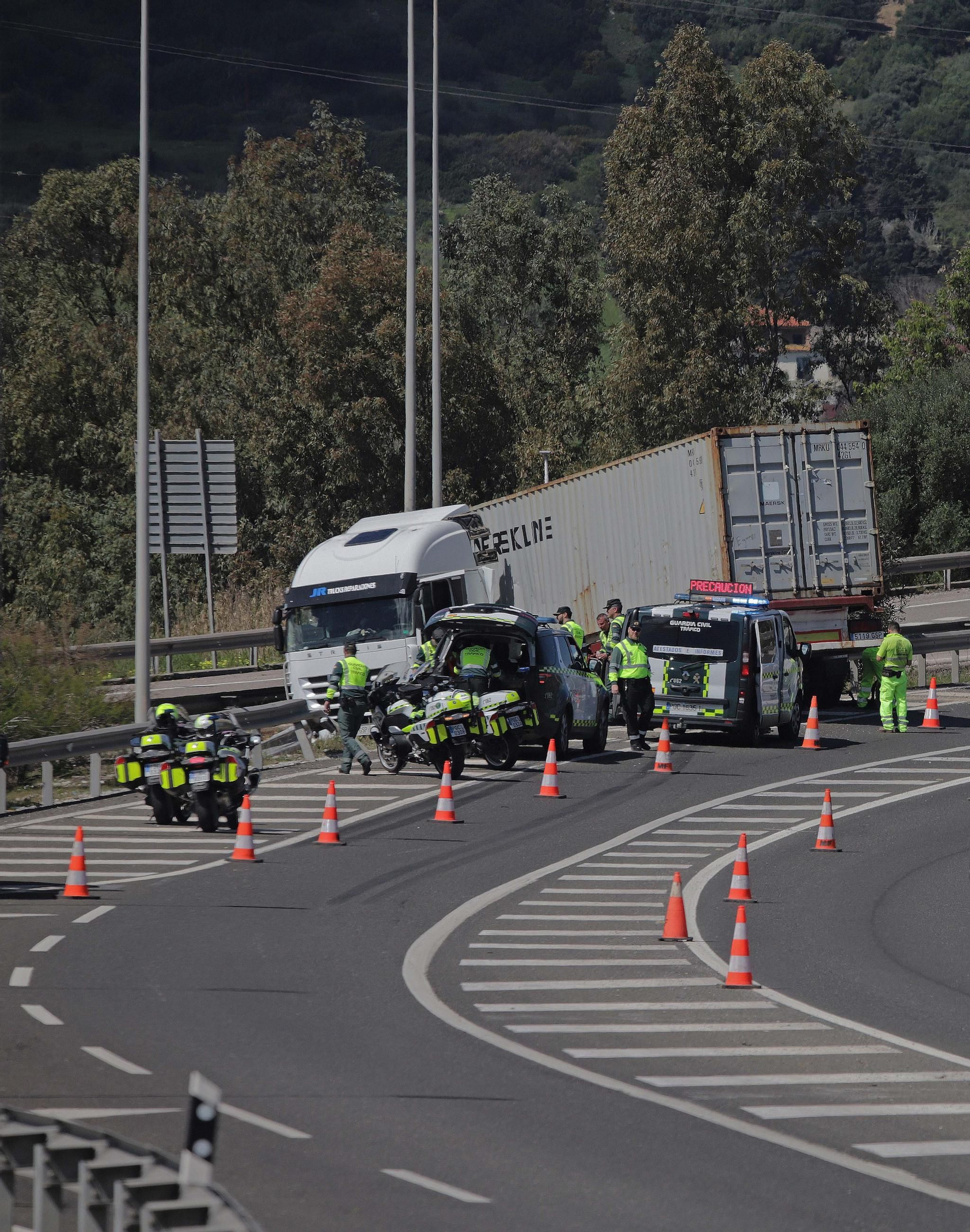 Fotos del camión accidentado en la A-381 a la altura de Puente Romano