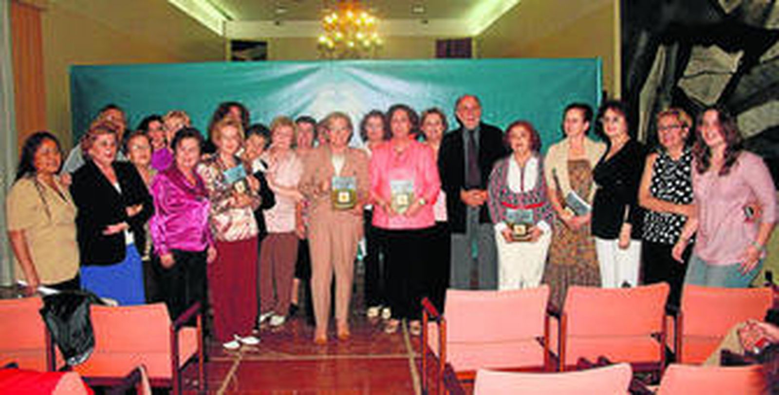 Mujeres de la tertulia literaria Nuevo Horizonte posan con Petronila Guerrero durante la presentación.