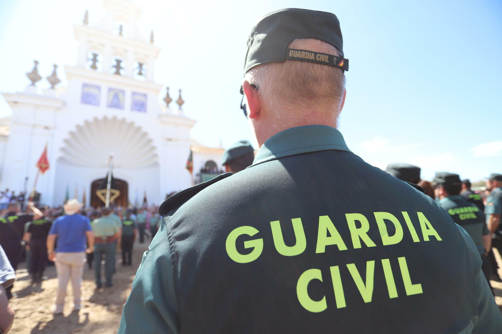 Un guardia civil durante su labor en El Rocío. Un guardia civil durante su labor en El Rocío.