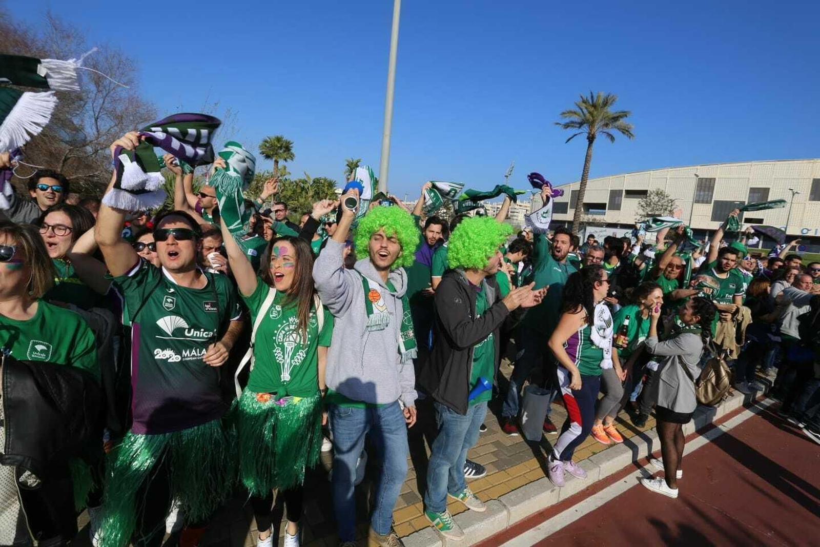 El recibimiento de la afición al Unicaja a su llegada al Martín Carpena para jugar la final de la Copa Del Rey