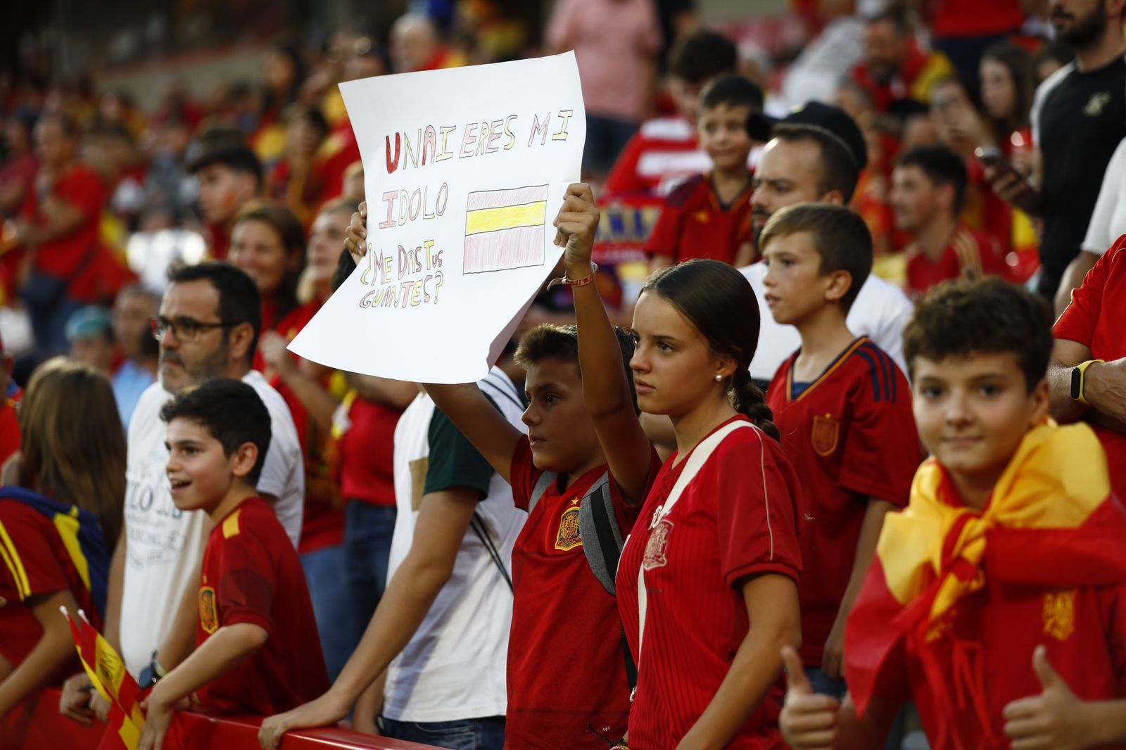 Así fue el ambiente en Los Cármenes del partido España-Chipre