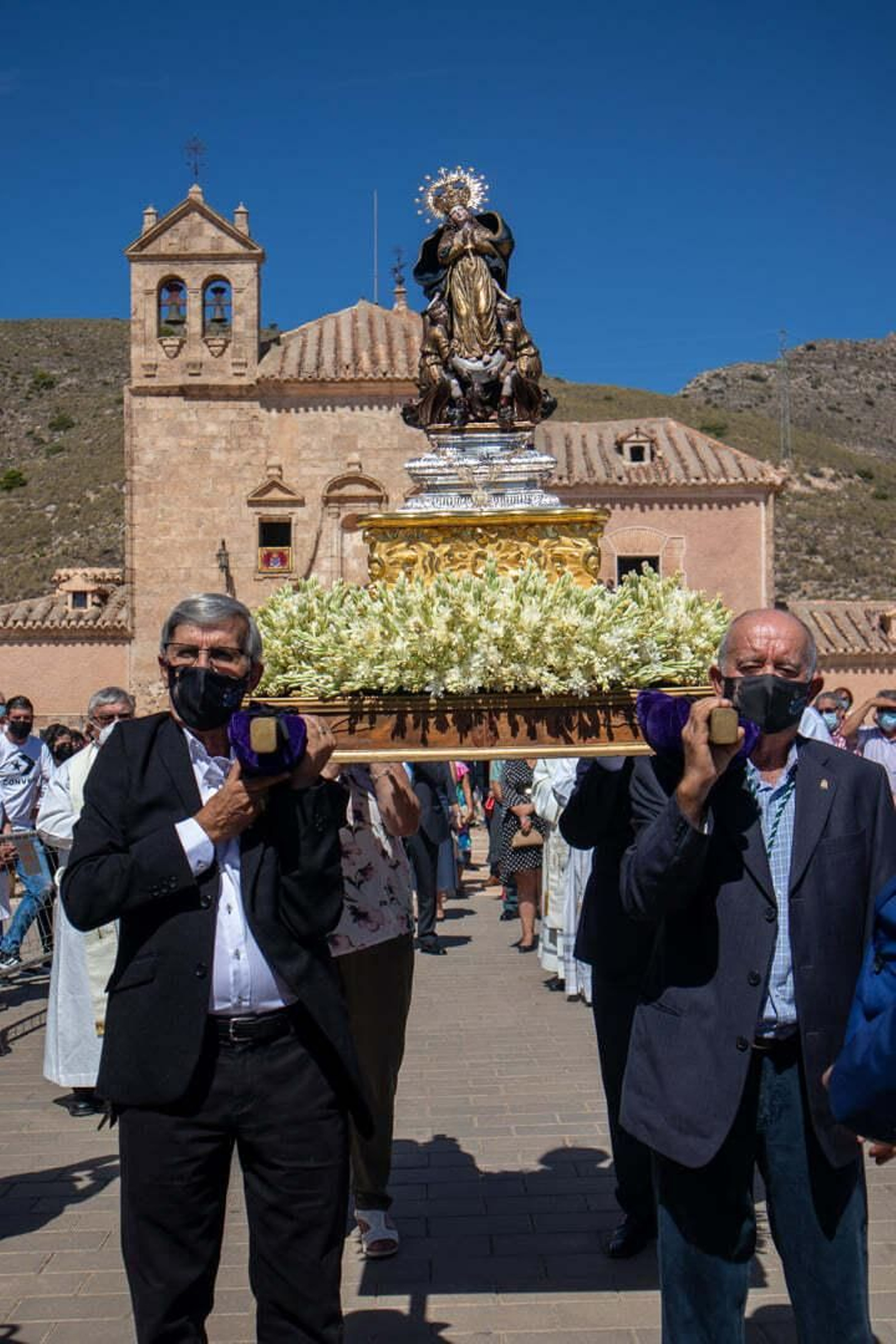 'La Pequeñica' fue portada a hombros sobre unas pequeñas andas.