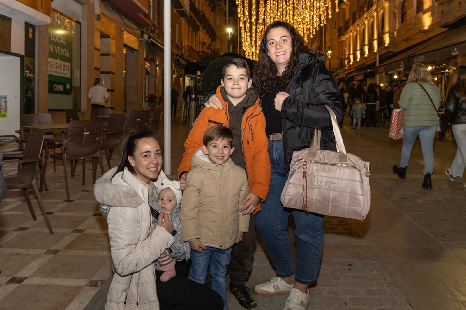 Los jienenses disfrutan de la magia de la Navidad recorriendo sus calles